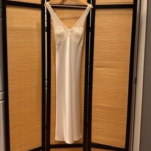 Stunning Floor Length Nightgown and Robe